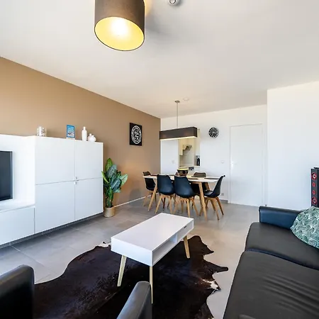 In With Sea Views Apartment